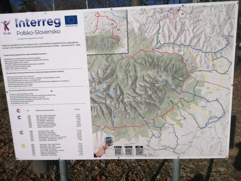 Zdjęcie przedstawiające mapę Polsko-Słowacką z naniesionymi szlakami turystycznymi.